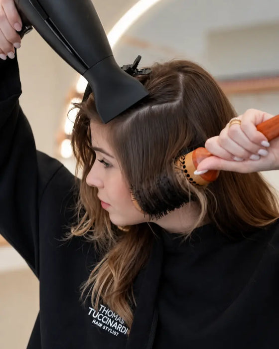 Brushing à la brosse ronde sur cheveux châtains mi-longs, au salon Thomas Tuccinardi