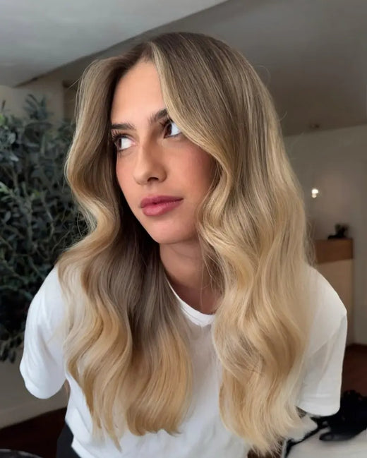 Balayage blond froid sur cheveux longs ondulés, au salon Thomas Tuccinardi