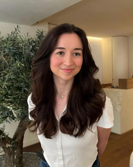 Cheveux longs châtain brun, ondulés, au salon Thomas Tuccinardi