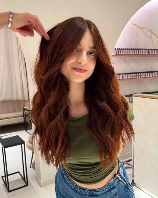 Cheveux longs roux cuivré, ondulés, au salon Thomas Tuccinardi