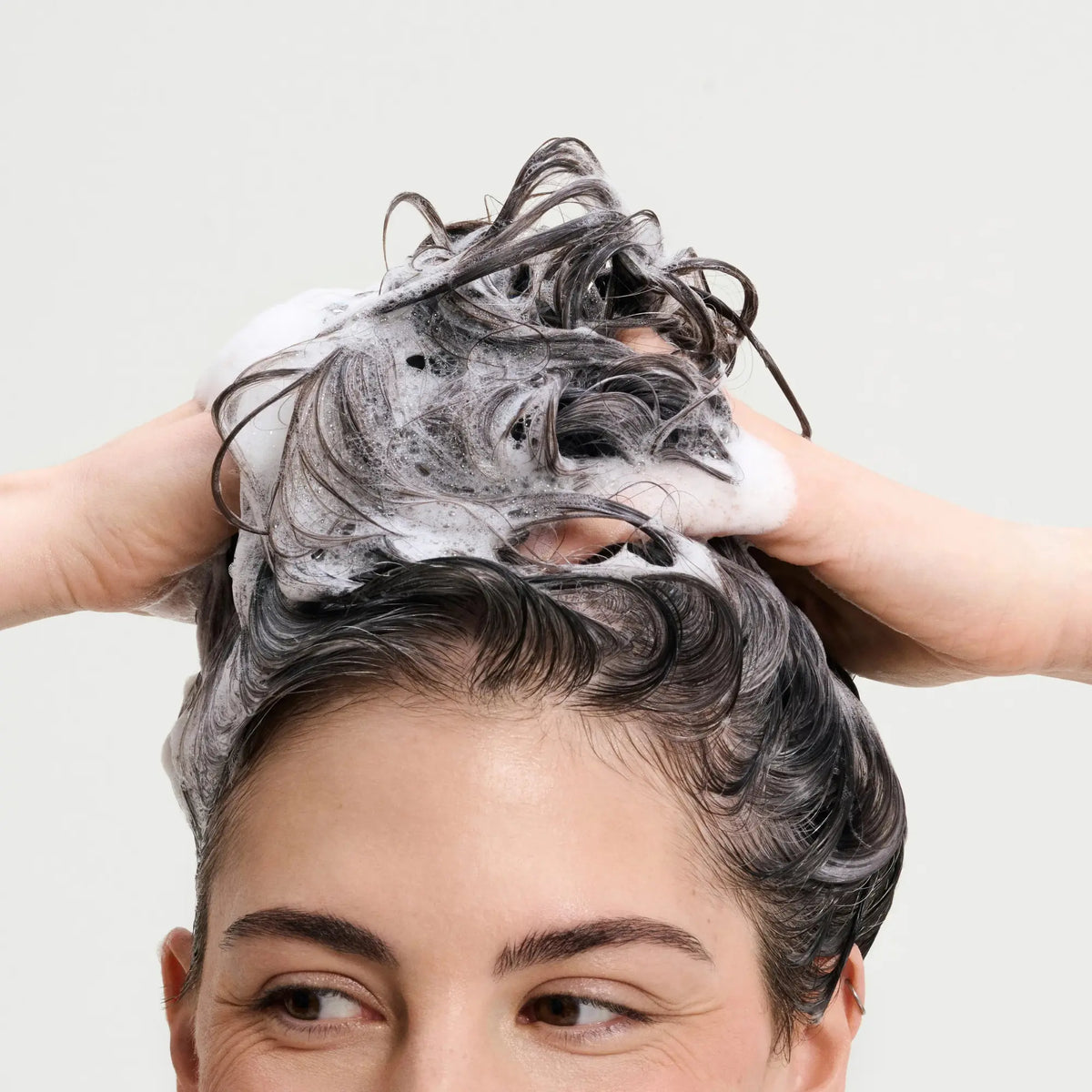 Shampoing-Dejaunissant-Gris-Cheveux