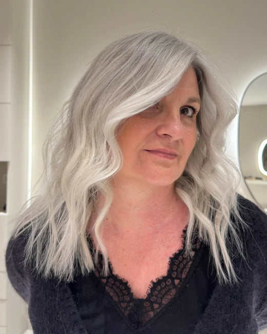 Balayage blanc polaire sur cheveux gris mi-longs, au salon Thomas Tuccinardi